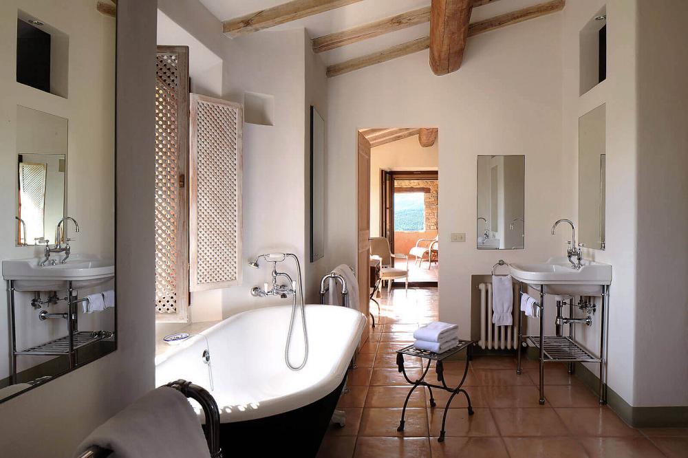 Col delle Noci - Master Bathroom Col delle Noci - Castello di Reschio and Villas Tuscany