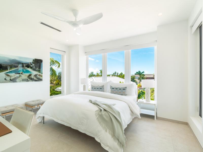 Milestone , Grace Bay , Providenciales 
