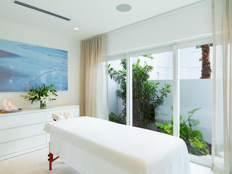 Milestone , Grace Bay , Providenciales 