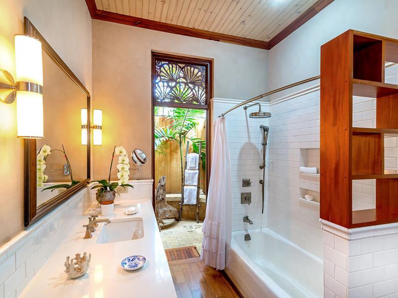 Hidden Bay by the Sea , Runaway Bay 