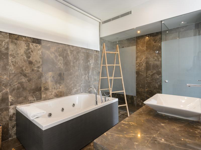 Villa Minimal , East , Roca Llisa 