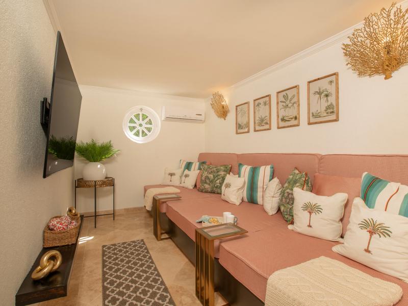 Villa Aquilae , Lower Carlton , St James 