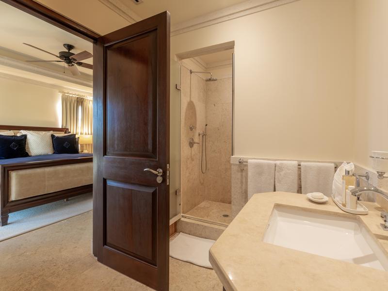 Smugglers Cove Penthouse Apartment 7 , Beachfront villas Barbados , Paynes Bay , St James , West Coast Barbados 