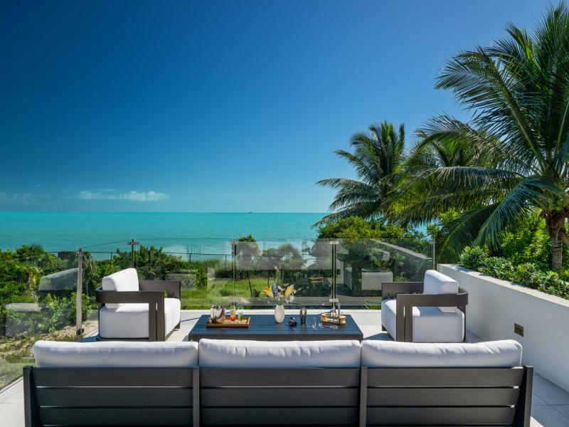 Goldfinger Villa - Beachfront , Long Bay 